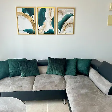 Emerald Sea View Apartment *
